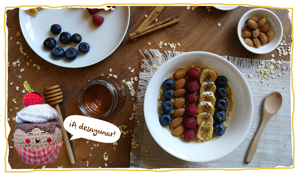 Receta de porridge con miel y frutos rojos, bodegón