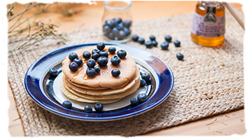 Pancakes con miel y arándanos