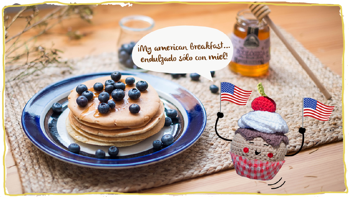 Pancakes con miel y arándanos