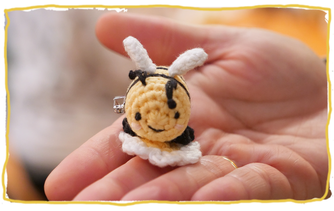 El broche de Paca por gallimelmas, abeja croche
