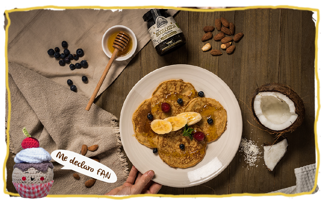 Tortitas de almendra, coco y miel, bodegón
