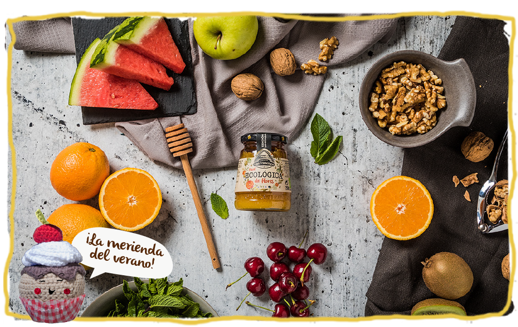 Ensalada de frutas con miel, bodegón