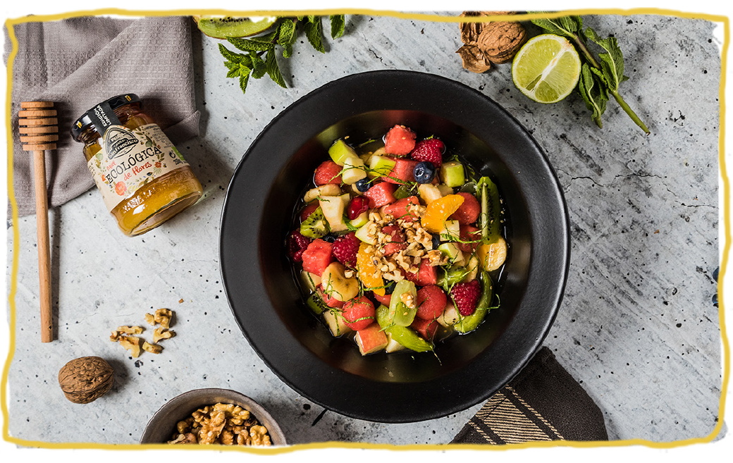 Ensalada de frutas con miel, nueces, receta
