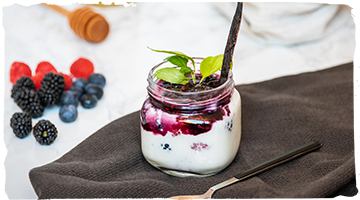 Frutos rojos con miel y queso fresco